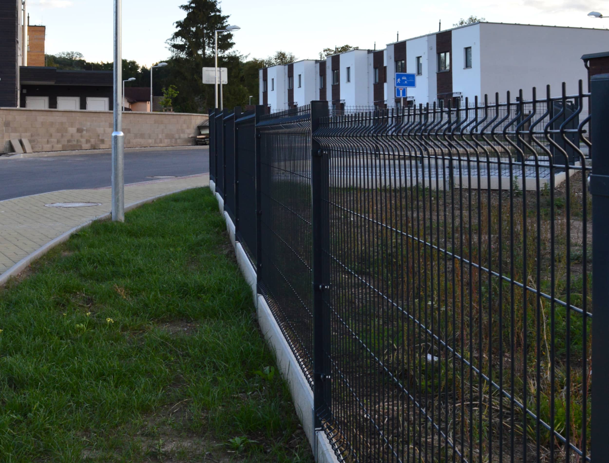 Pletiva Dobrý - Zbůch - montáž 3D plotových dílců antracitové barvy s podhrabovou betonovou deskou 3D plotové svařované antracitové panely